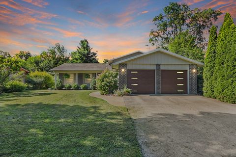 Photo of 705 E Mchenry Street, Urbana, IL 61801 (MLS # 12707083)