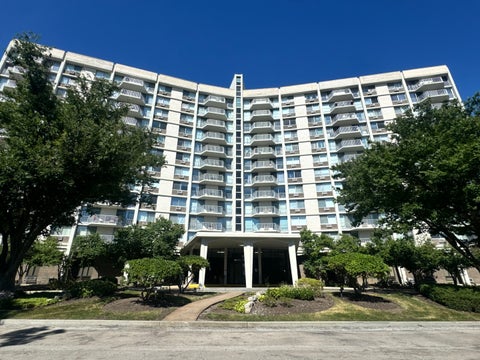 Photo of 20 N Tower Road #10M, Oak Brook, IL 60523 (MLS # 12776158)