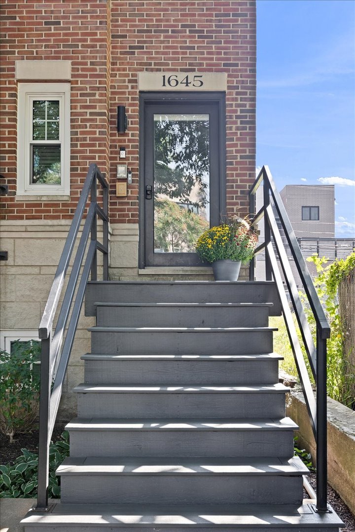 1645 W WOLFRAM Street 1