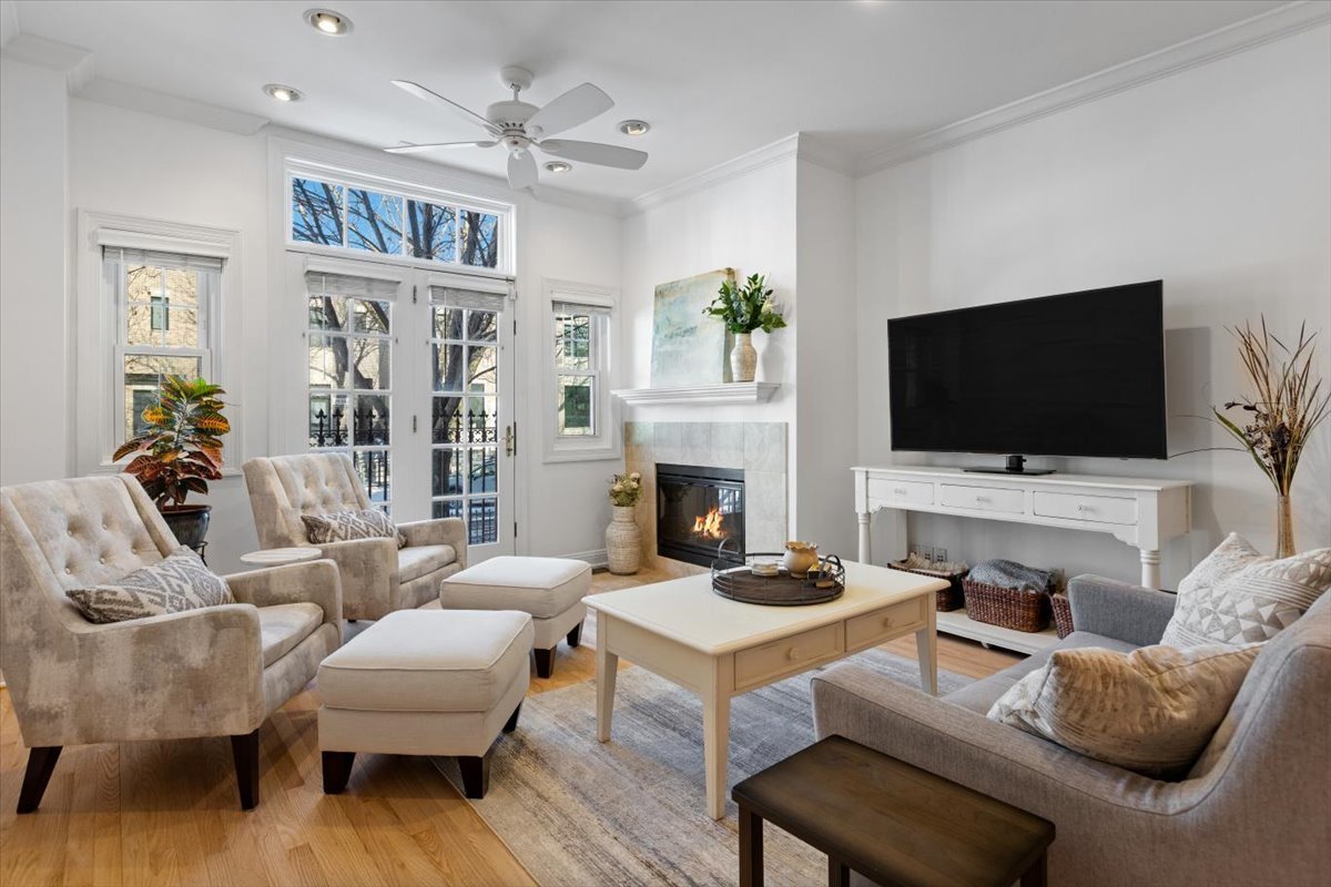 1645 W WOLFRAM Street 1