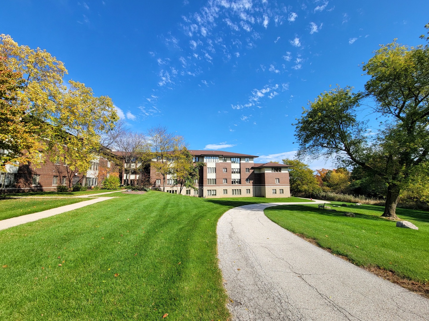 View Lindenhurst, IL 60046 condo