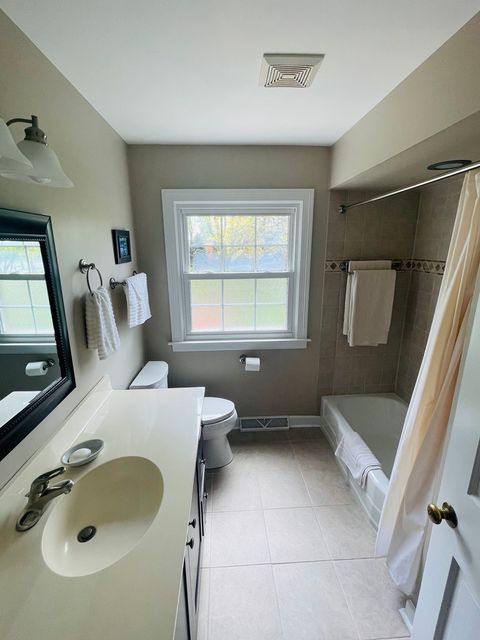 Tiny photo for 909 E Rockwell Street, Arlington Heights, IL 60005 (MLS # 12639528)