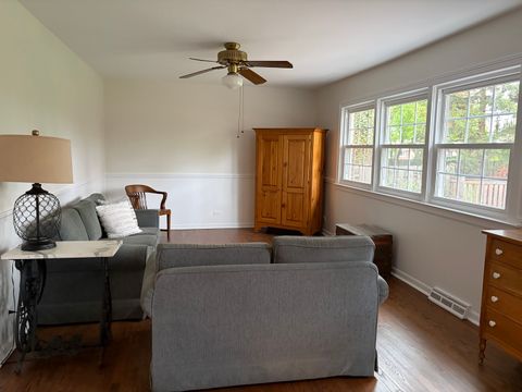 Tiny photo for 909 E Rockwell Street, Arlington Heights, IL 60005 (MLS # 12639528)