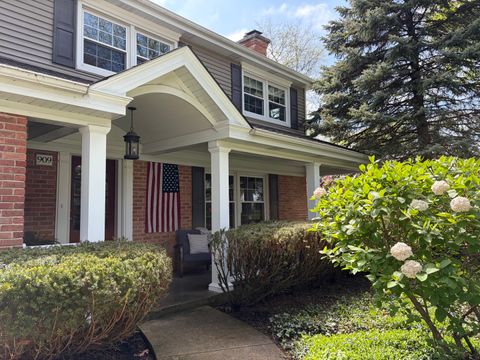 Tiny photo for 909 E Rockwell Street, Arlington Heights, IL 60005 (MLS # 12639528)