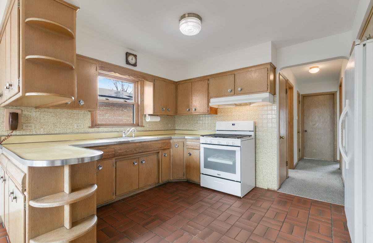 9534 S Sacramento Avenue