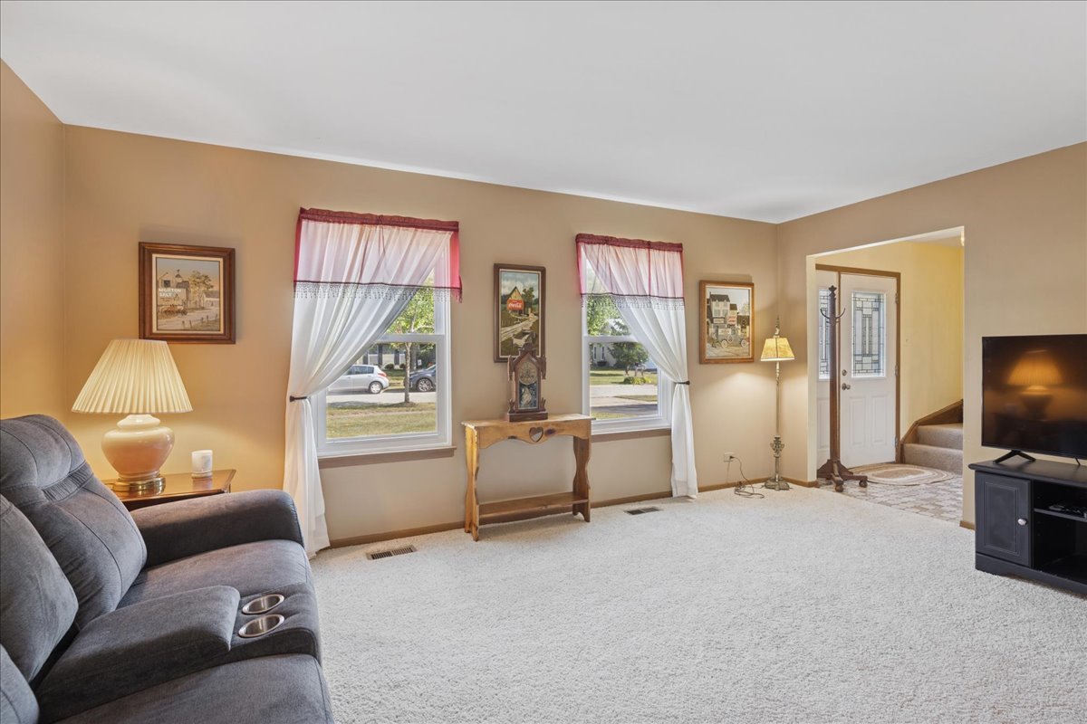 Algonquin, Illinois 60102, United States, 3 Bedrooms Bedrooms, ,2 BathroomsBathrooms,Residential,Active,211989