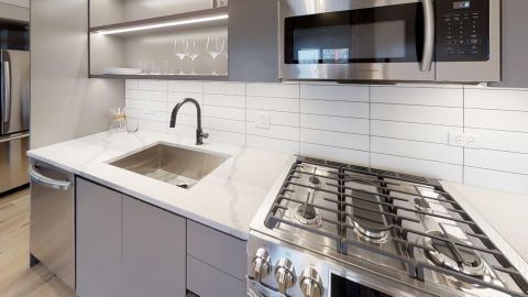 729 N Sangamon Street 404