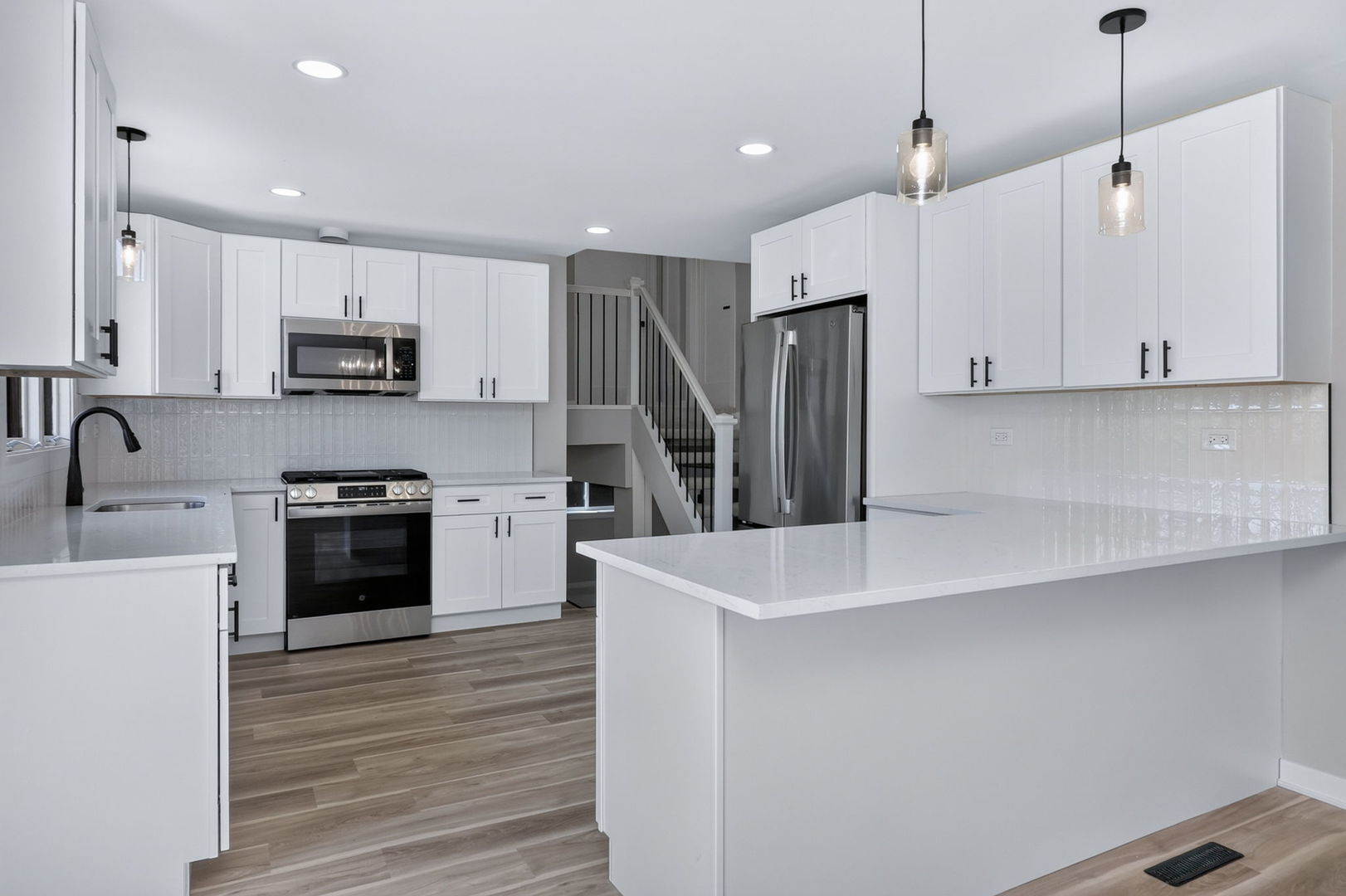 216 W Kimbell Avenue