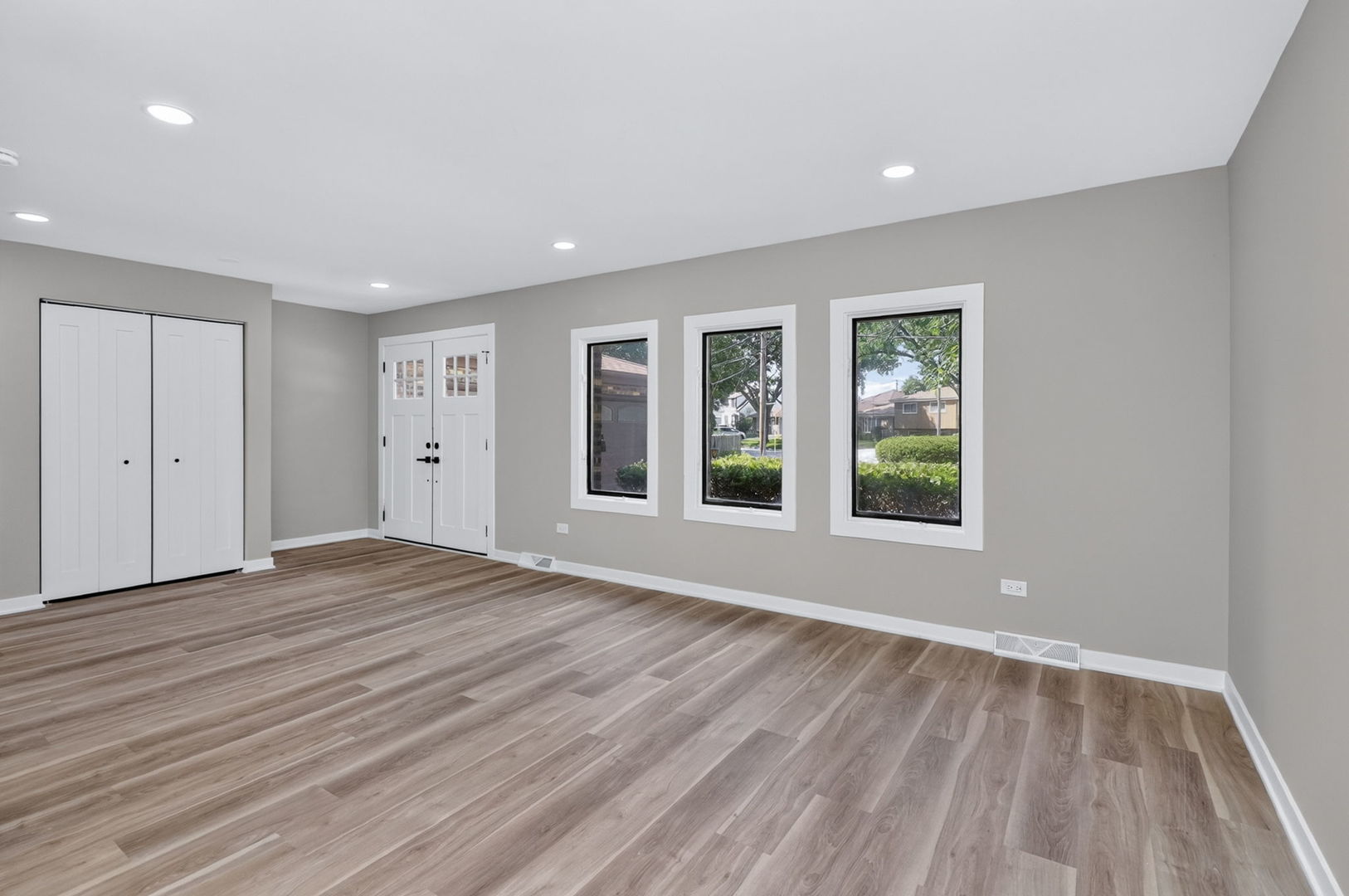 216 W Kimbell Avenue