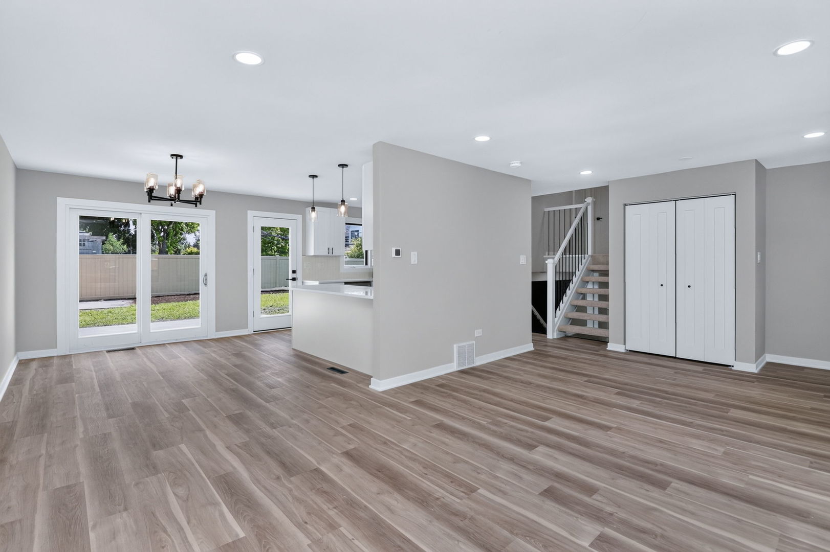 216 W Kimbell Avenue