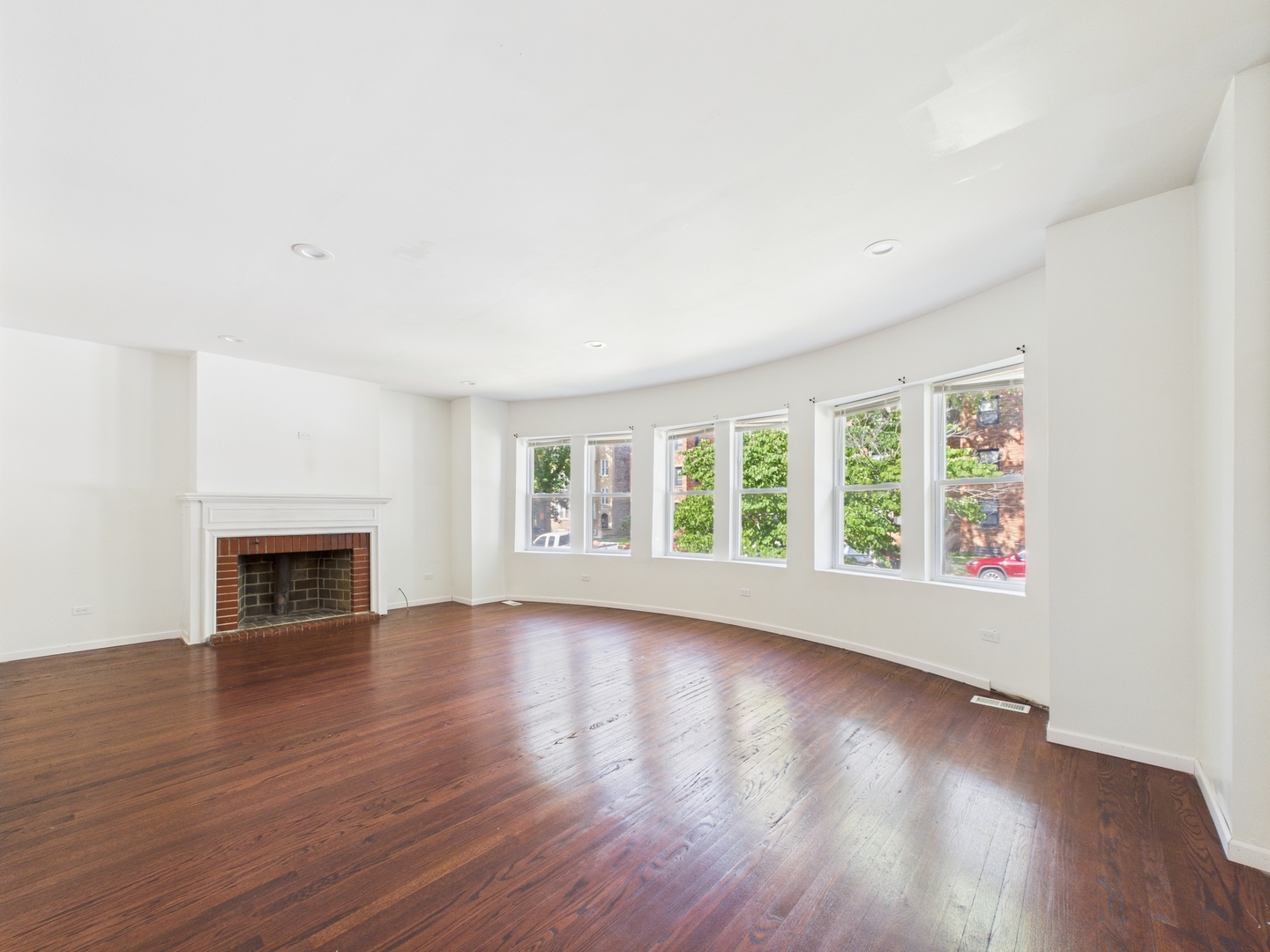 8015 S Paxton Avenue