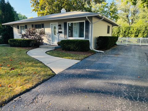 Photo of 234 MOHAWK Trail, Buffalo Grove, IL 60089 (MLS # 12493170)