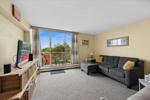 Tiny photo for 2211 S Stewart Avenue S #6D, Lombard, IL 60148 (MLS # 12762099)