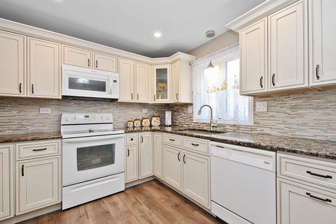 Tiny photo for 8604 W 95th Place #202, Hickory Hills, IL 60457 (MLS # 12674646)
