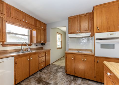 Tiny photo for 989 Dayton Court, Galesburg, IL 61401 (MLS # 12602327)