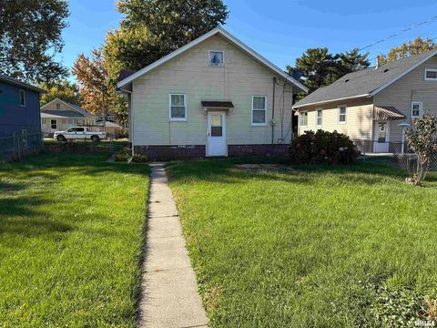 Tiny photo for 422 45TH Street, Moline, IL 61265 (MLS # QC4268899)