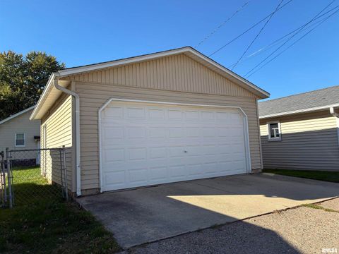 Tiny photo for 422 45TH Street, Moline, IL 61265 (MLS # QC4268899)