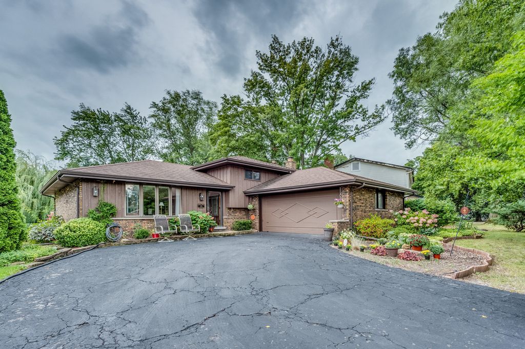 Photo for 21W211 North Lane, Itasca, IL 60143 (MLS # 12483097)