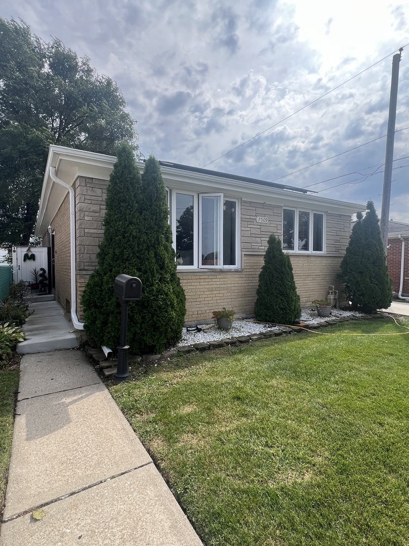 7509 S Trumbull Avenue