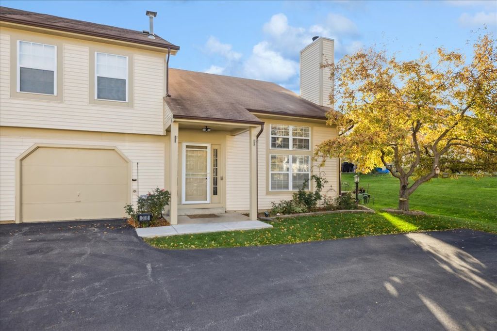 Photo for 318 Juniper Circle, Streamwood, IL 60107 (MLS # 12504299)