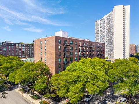 Photo of 3900 N Pine Grove Avenue #911, Chicago, IL 60613 (MLS # 12485682)