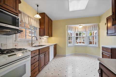Tiny photo for 2925 W Greenleaf Avenue, Chicago, IL 60645 (MLS # 12655432)