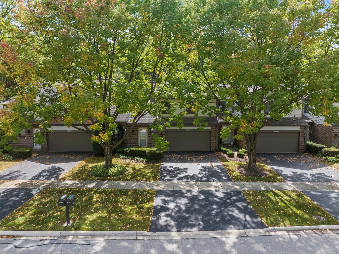 23W501 Green Trails Drive