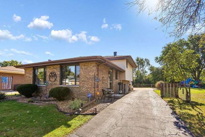 Photo 1 of 16 — 4245 W Termunde Drive, Alsip, IL 60803