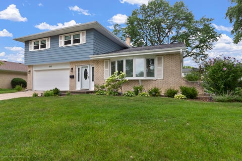 Photo of 2003 E Lillian Lane, Arlington Heights, IL 60004 (MLS # 12724621)