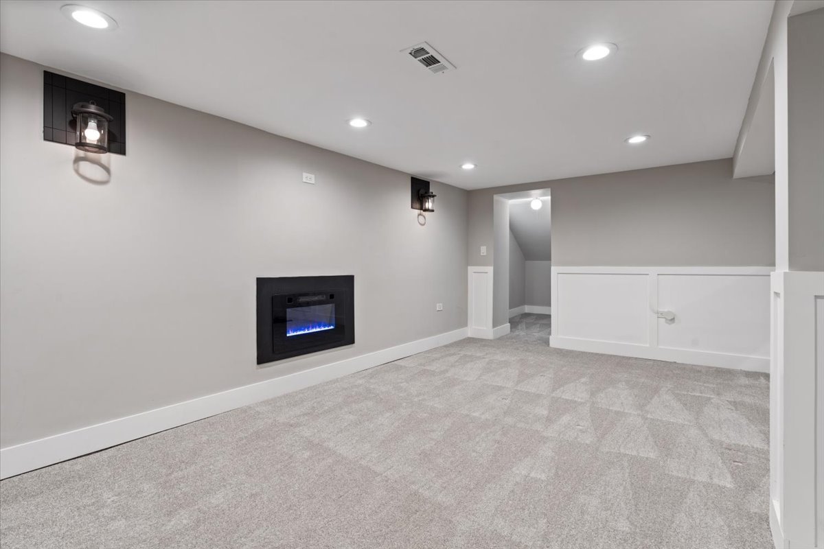 Chicago, Illinois 60649, United States, 4 Bedrooms Bedrooms, ,4 BathroomsBathrooms,Residential,Active,217739