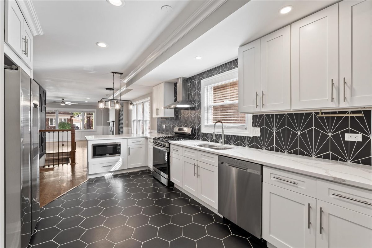 Chicago, Illinois 60649, United States, 4 Bedrooms Bedrooms, ,4 BathroomsBathrooms,Residential,Active,217739