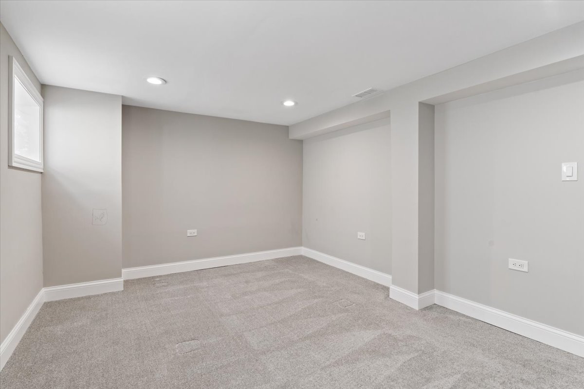 Chicago, Illinois 60649, United States, 4 Bedrooms Bedrooms, ,4 BathroomsBathrooms,Residential,Active,217739