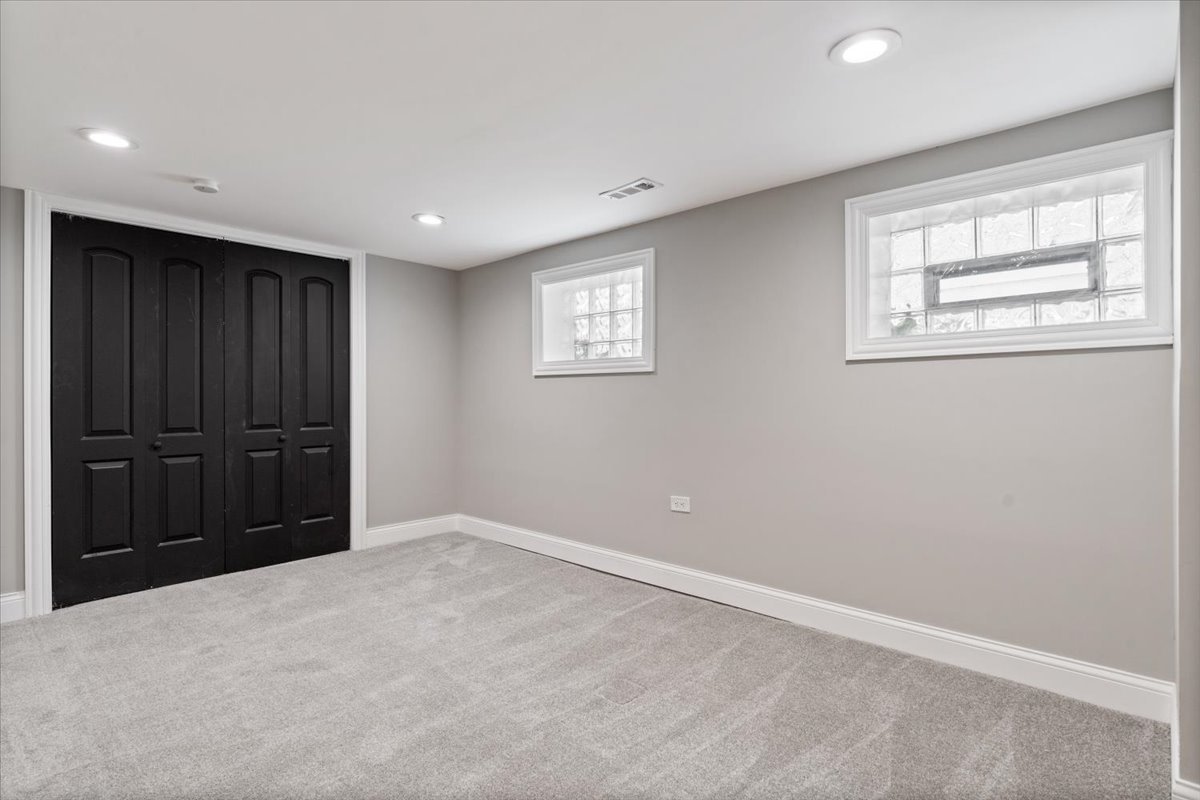 Chicago, Illinois 60649, United States, 4 Bedrooms Bedrooms, ,4 BathroomsBathrooms,Residential,Active,217739