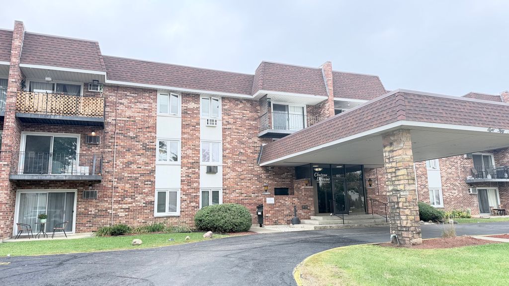 Photo for 850 S Lorraine Road #1C, Wheaton, IL 60189 (MLS # 12495672)