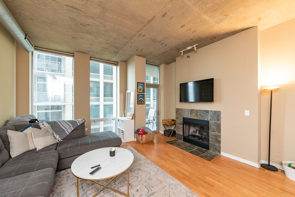 700 N Larrabee Street 803