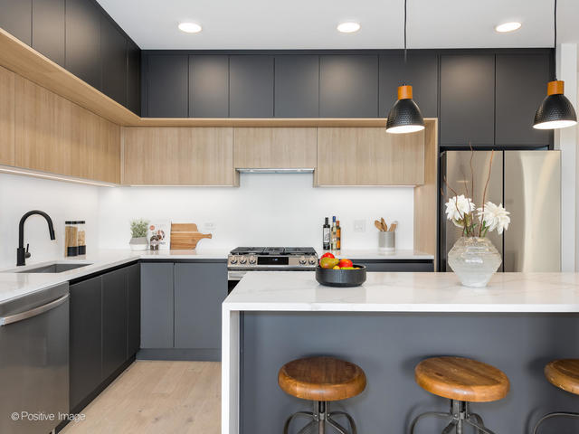 2354 W Farragut Avenue PH-404