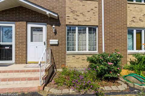 Tiny photo for 613 E 3rd Street #4, Lockport, IL 60441 (MLS # 12389289)