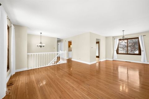 Tiny photo for 1033 S Warwick Circle S, Hoffman Estates, IL 60169 (MLS # 12482058)