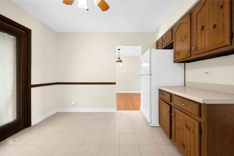 Tiny photo for 1033 S Warwick Circle S, Hoffman Estates, IL 60169 (MLS # 12482058)