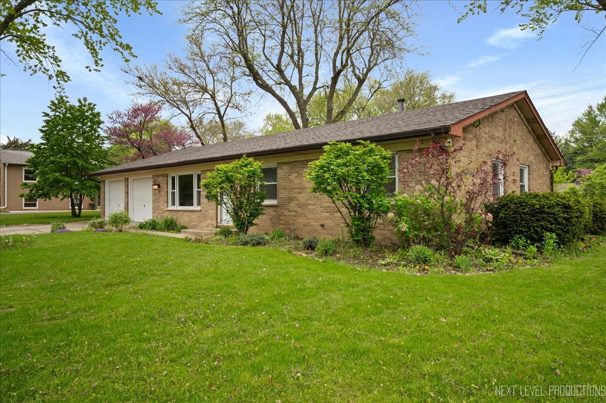 16 Circle Drive East