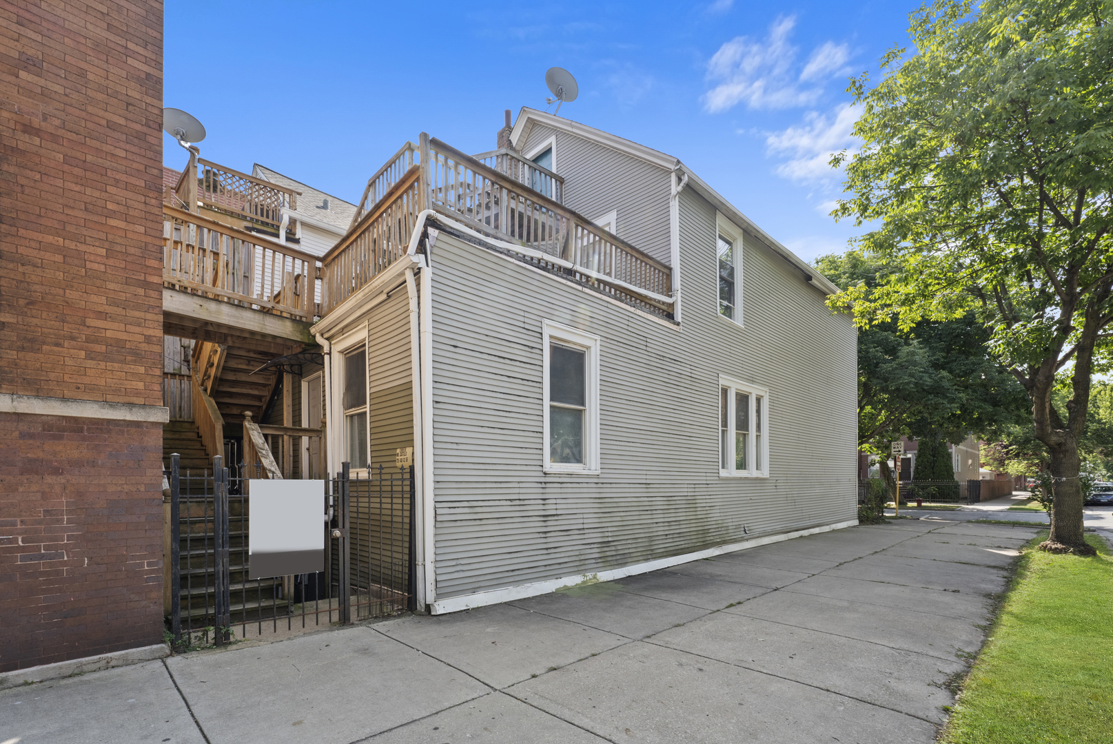 1657 N Artesian Avenue