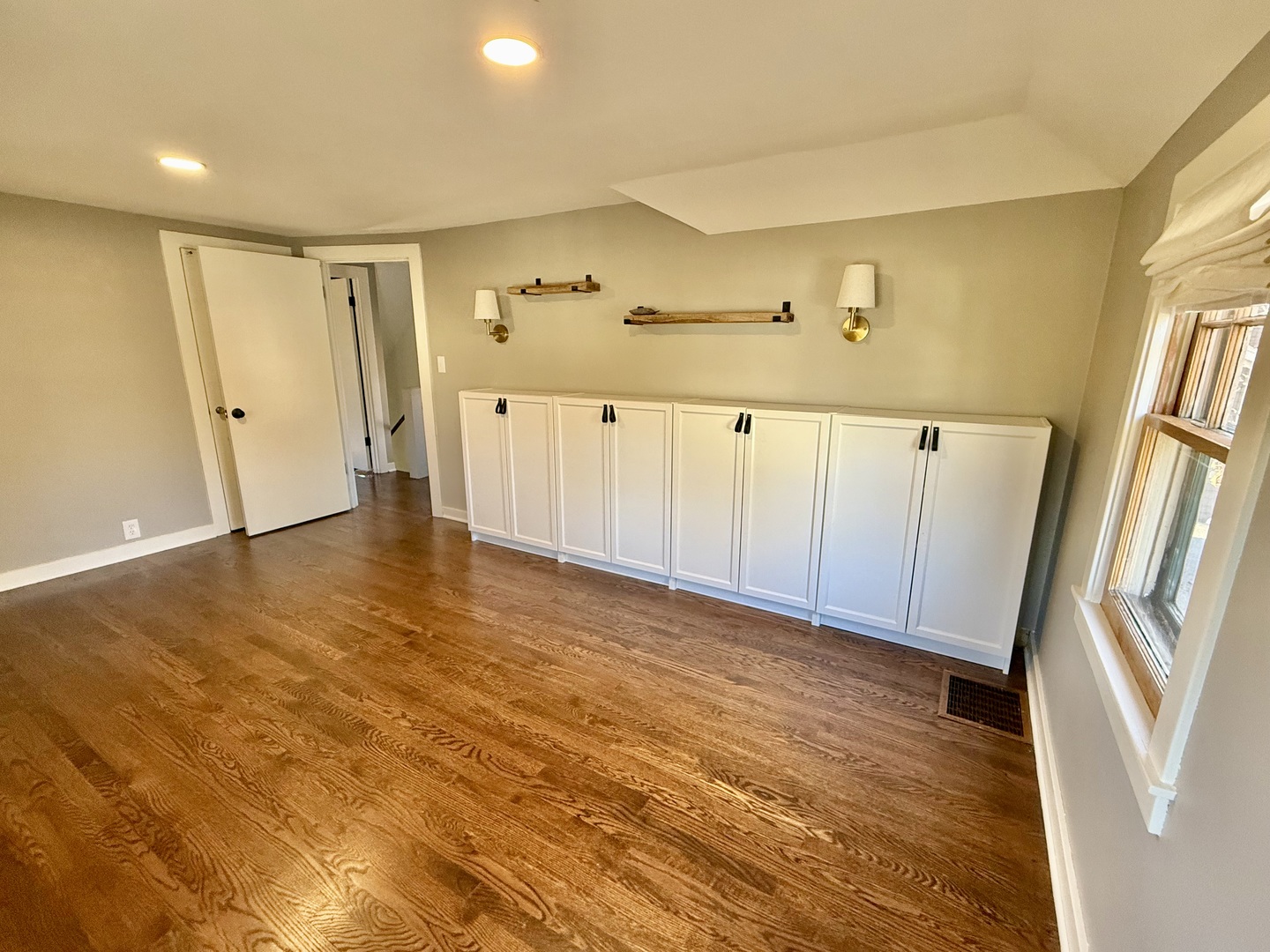 Rolling Meadows, Illinois 60008, United States, 2 Bedrooms Bedrooms, ,2 BathroomsBathrooms,Residential,Active,243909