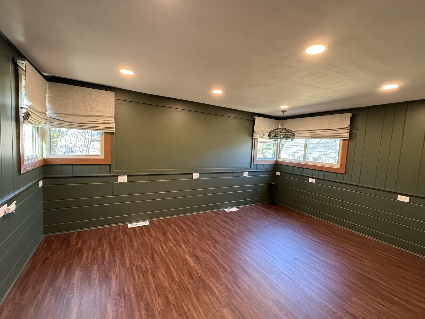 Rolling Meadows, Illinois 60008, United States, 2 Bedrooms Bedrooms, ,2 BathroomsBathrooms,Residential,Active,243909