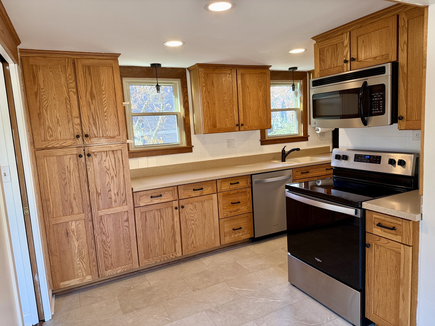 Rolling Meadows, Illinois 60008, United States, 2 Bedrooms Bedrooms, ,2 BathroomsBathrooms,Residential,Active,243909