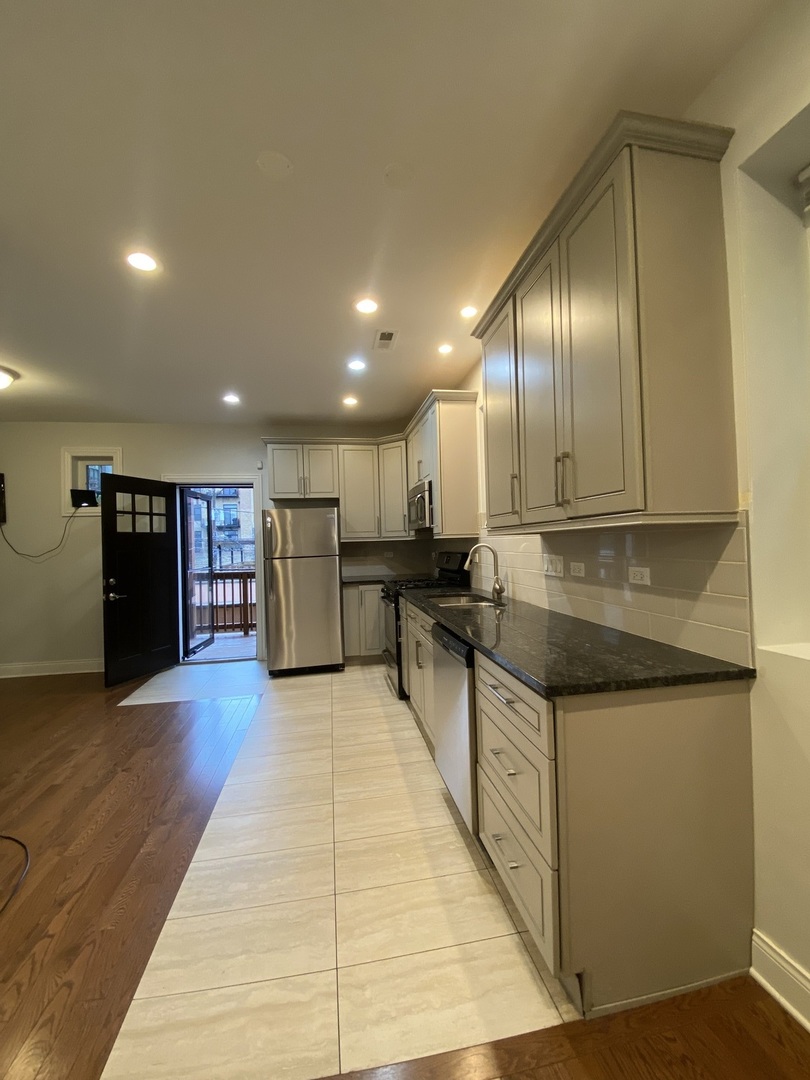 1111 N Ashland Avenue 2R