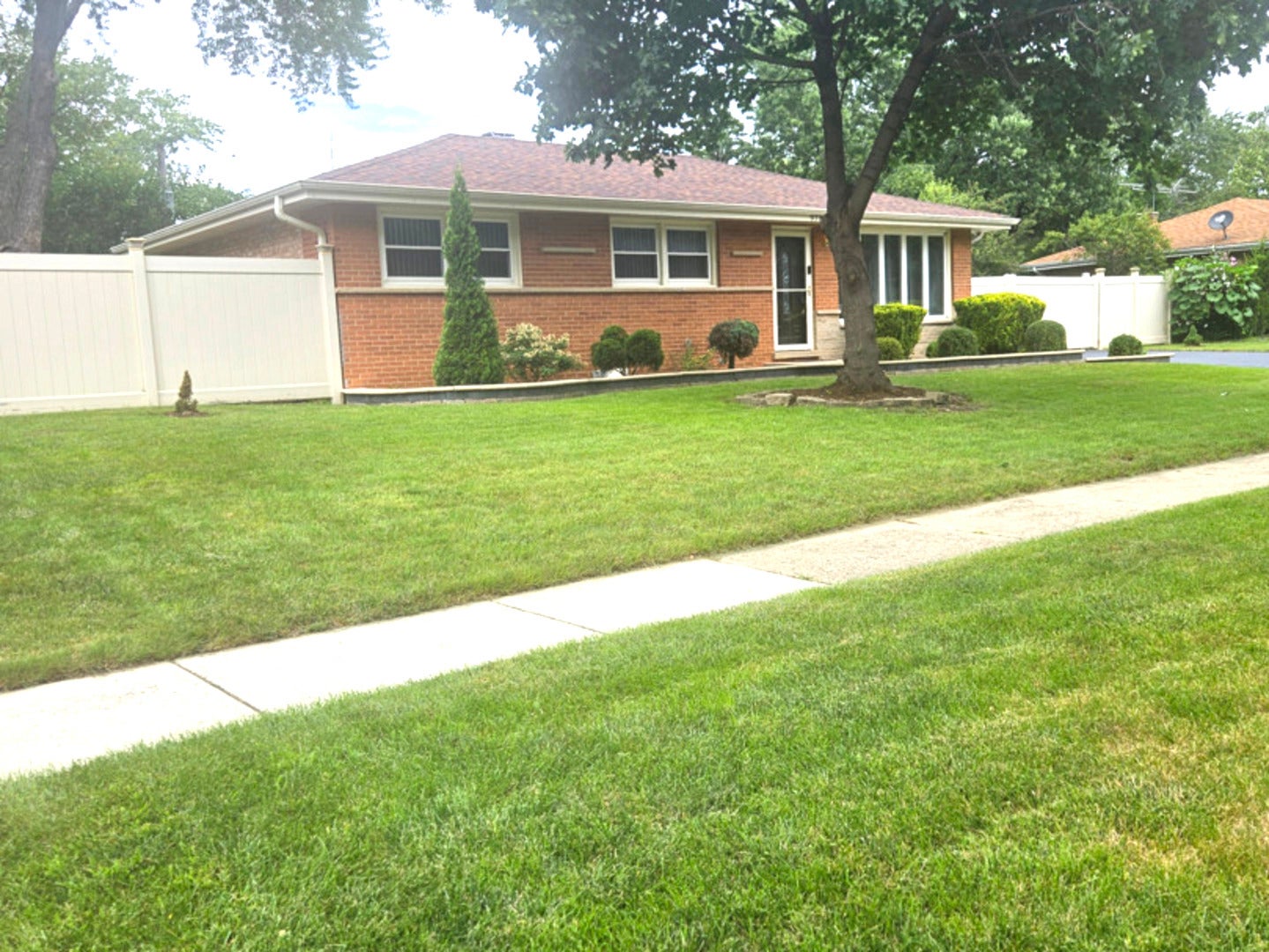 978 E CAPRI Drive