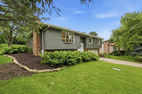 Tiny photo for 1721 E 42nd Court, Davenport, IA 52807 (MLS # 12738542)