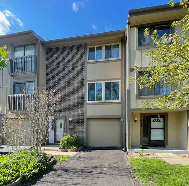 610 E Woodfield Trail
