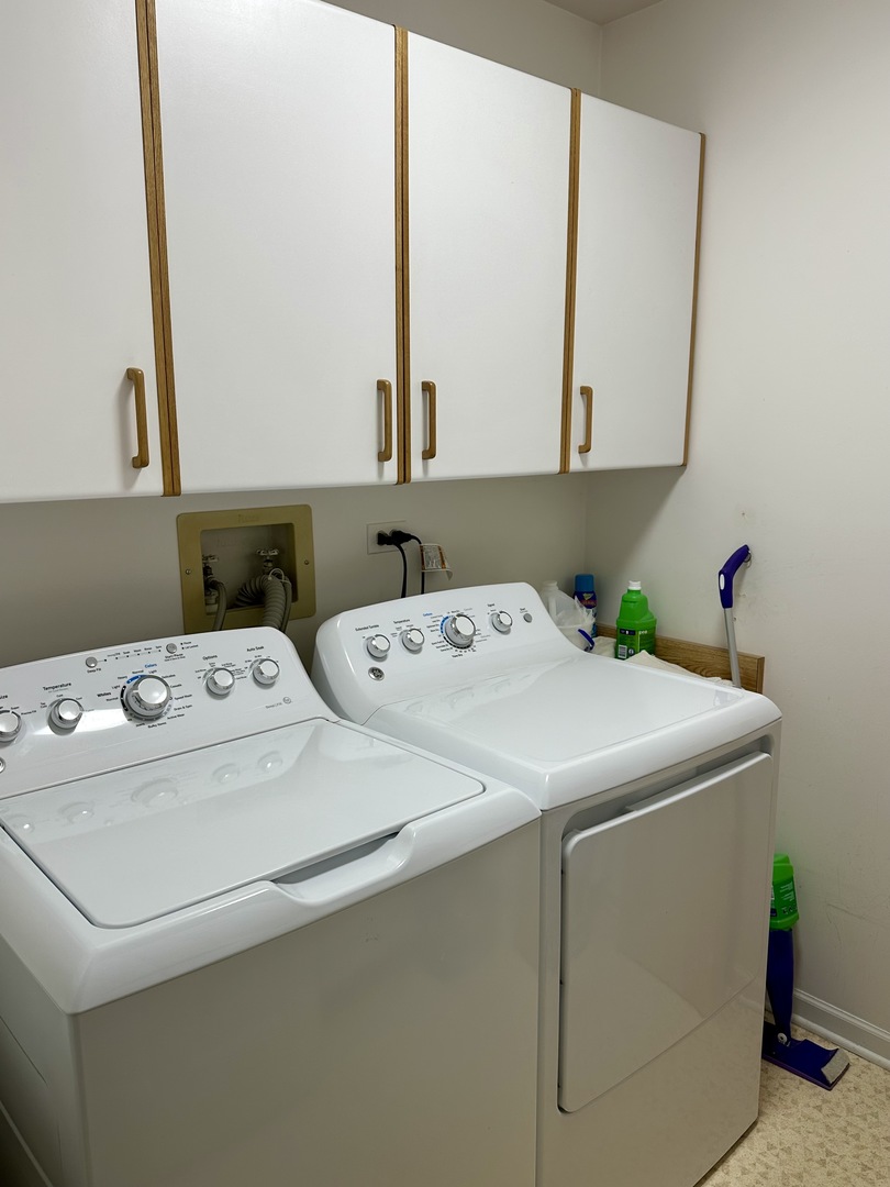 Woodstock, Illinois 60098, United States, 3 Bedrooms Bedrooms, ,3 BathroomsBathrooms,Residential,Active,254100