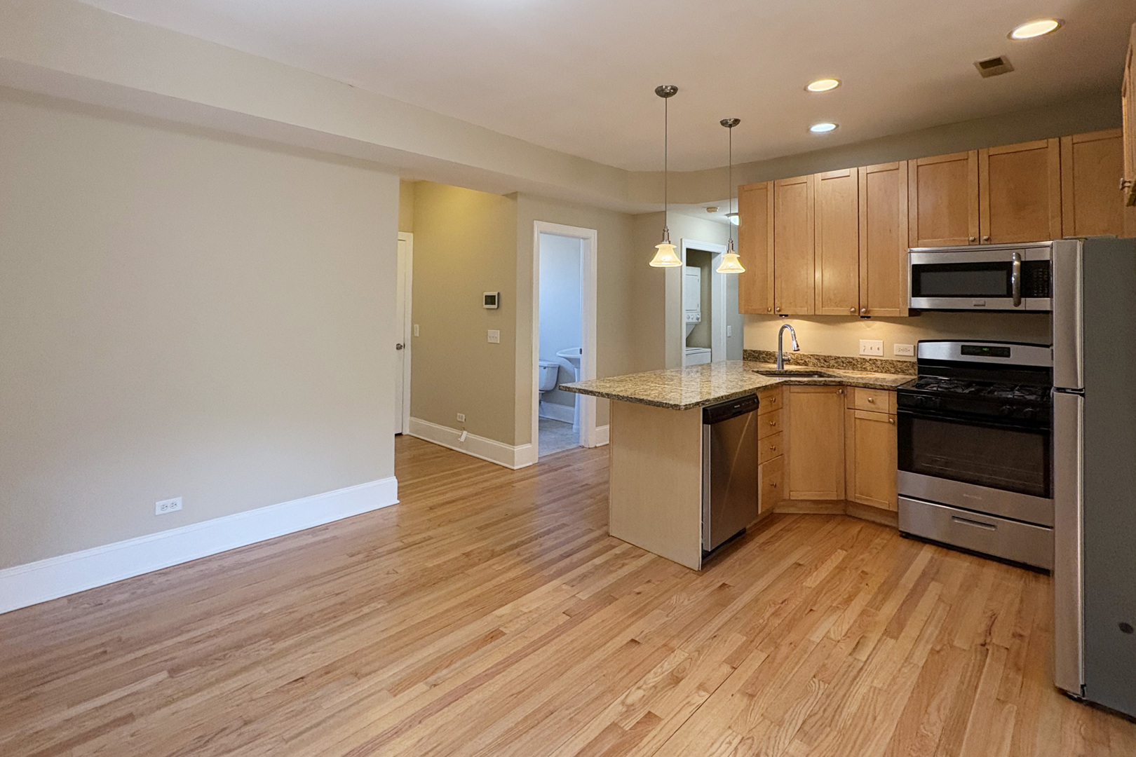 7635 1/2 N Greenview Avenue 1S